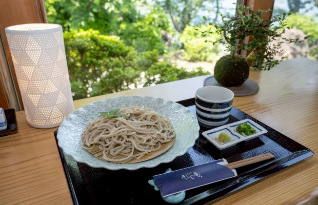 十割蕎麦と庭の眺め