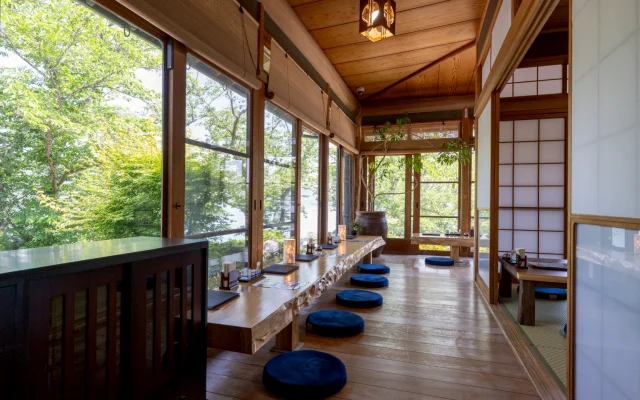海を望む店内